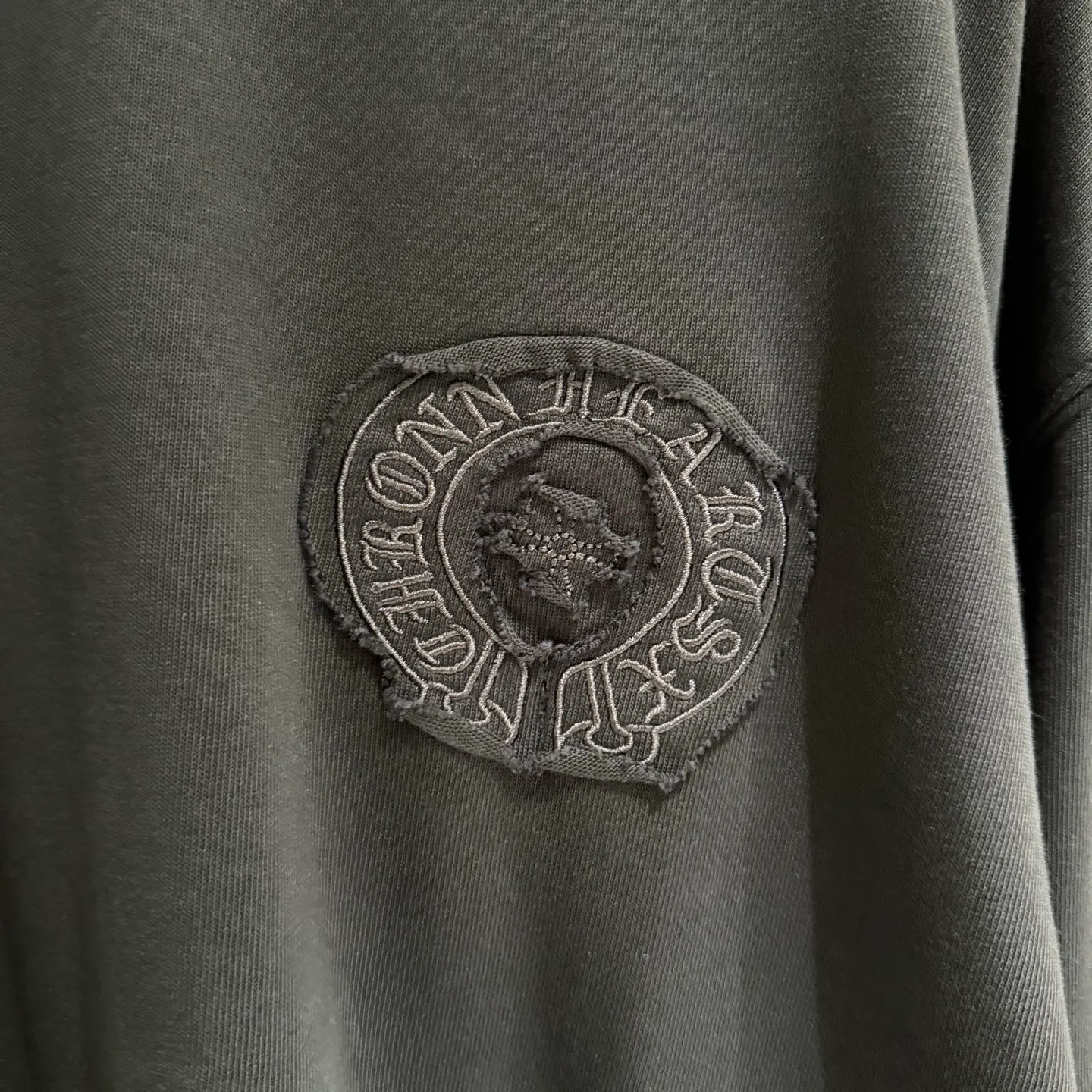 🅿️330 [Strict quality control] CH Croixin's new long-sleeved sweatshirt T-shirt. Heavy 340g double yarn fabric. Wash the whole garment twice. Frayed and torn on all four sides. Heavy fabric. The neckline is made of icy Salona. Loose fit. Deep, wide and stylish. No deformation or shrinkage. Color: 3 colors, black, white and gray. Size: M-2xl